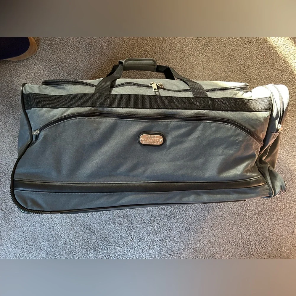 JEEP Gray & Black Rolling Duffel Bag. The handles join to carry. Ex condition.